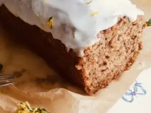 "Ze Carrot Cake" avec des noix et un  glaçage aux fleurs 6 pers.