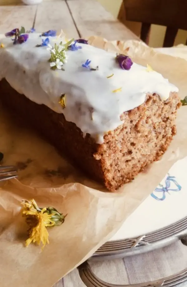 "Ze Carrot Cake" avec des noix et un  glaçage aux fleurs 6 pers.